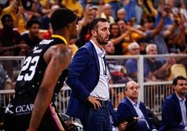 Marco Justo atiende en el partido contra el Granca en el Arena.