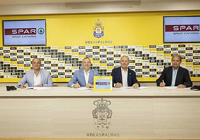 Momento de la firma para la renovación del patrocinio.