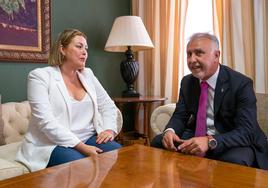 Astrid Pérez, recién nombrada presidenta del Parlamento de Canarias, en la reunión con Ángel Víctor Torres.