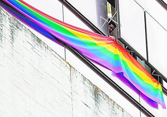 El grupo del PSOE en las Cortes de Castilla y León, presididas por Vox, cuelga en las ventanas la bandera LGTBI.