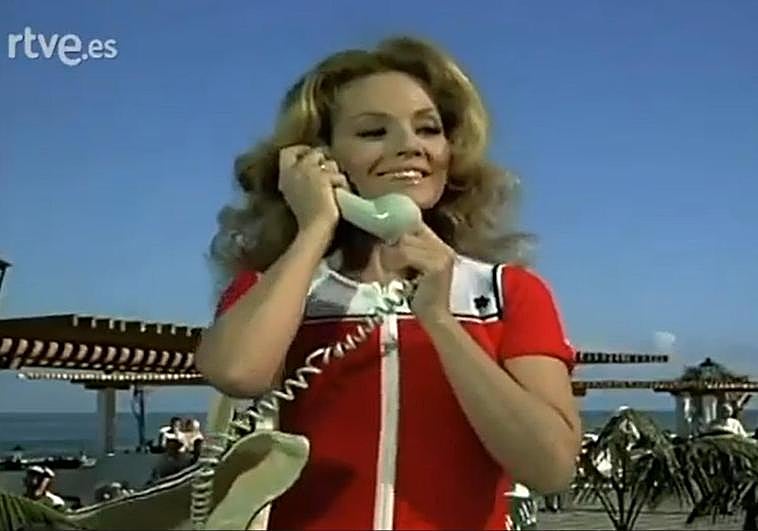 Carmen Sevilla, con un 'teléfono móvil' en 1972 en Tenerife.