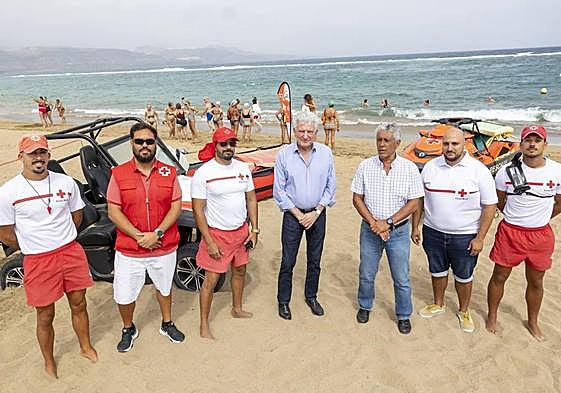 Presentación del operativo de salvamento y socorrismo en la playa de Las Canteras.