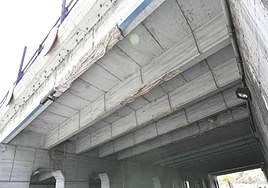 Daños en las vigas bajo el puente de la GC-1 sobre la Avenida del Cabildo.