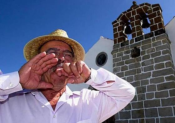 Imagen de archivo de Isidro Ortiz, precursor del silbo gomero en la localidad de Chipude, La Gomera.