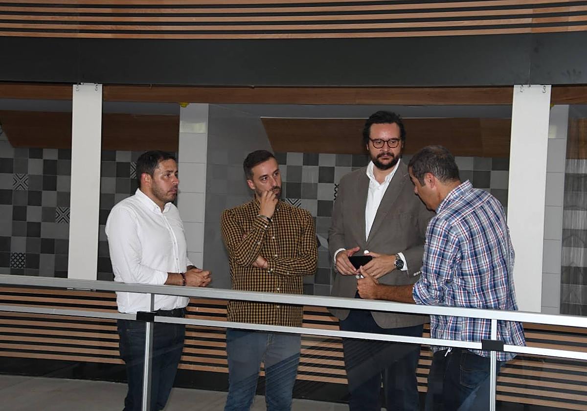 Peña (centro), junto a los ediles Héctor Suárez (a su dcha.) y a Sergio Ramos e Iván Sánchez (a su izq.).