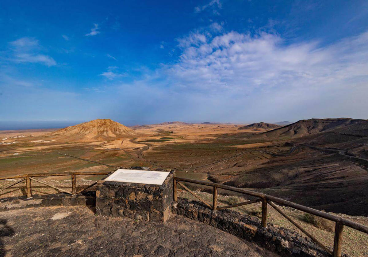Un mirador con una fauna única.- Inaugurado en 2007, y ubicado en la ladera noroeste de la Montaña de Muda, este mirador está dentro del Paisaje Protegido de Vallebrón, un lugar de gran belleza que cuenta con algunas de las especies amenazadas de la isla como la la hubara, la musaraña canaria , o plantas como el jorado (A.sericeus), el cerrajón (Crepis canadienses) y el el garbancillo.