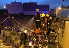 Bomberos sofocando un fuego.