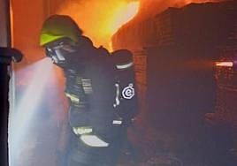 Los bomberos de Arinaga recibiero el apoyo de los del parque de La Mareta, en Telde.