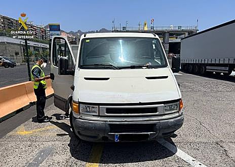 Imagen secundaria 1 - Interceptan un vehículo con más de 12 kilos de fuegos artificiales