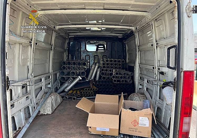 Imagen principal - Interceptan un vehículo con más de 12 kilos de fuegos artificiales