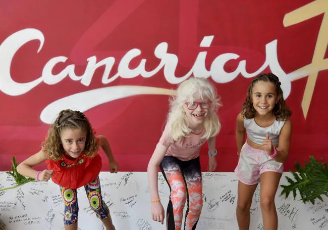Marta (i), Alejandra (c) y Paula (d), en las instalaciones de CANARIAS7.