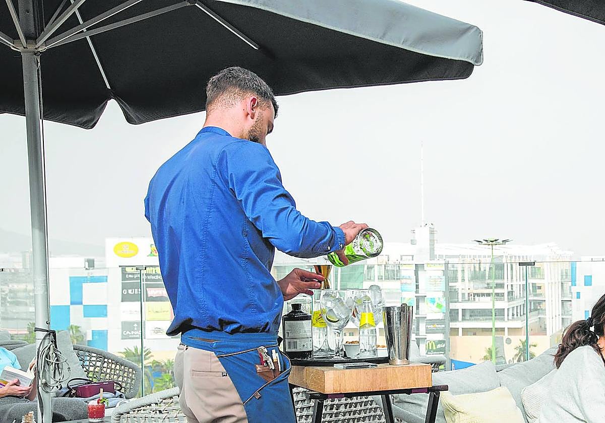 Un camarero atiende a unos clientes en la capital grancanaria.
