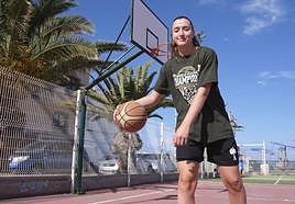 Carla Brito Hernández, en la cancha del barrio capitalino de Los Pozos, a mediados de junio, antes de marcharse a entrenar con la selección española de baloncesto U19 y U20.