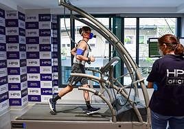 Iván Medina, del Juvenil División de Honor amarillo, pasa reconocimiento en el Perpetuo.