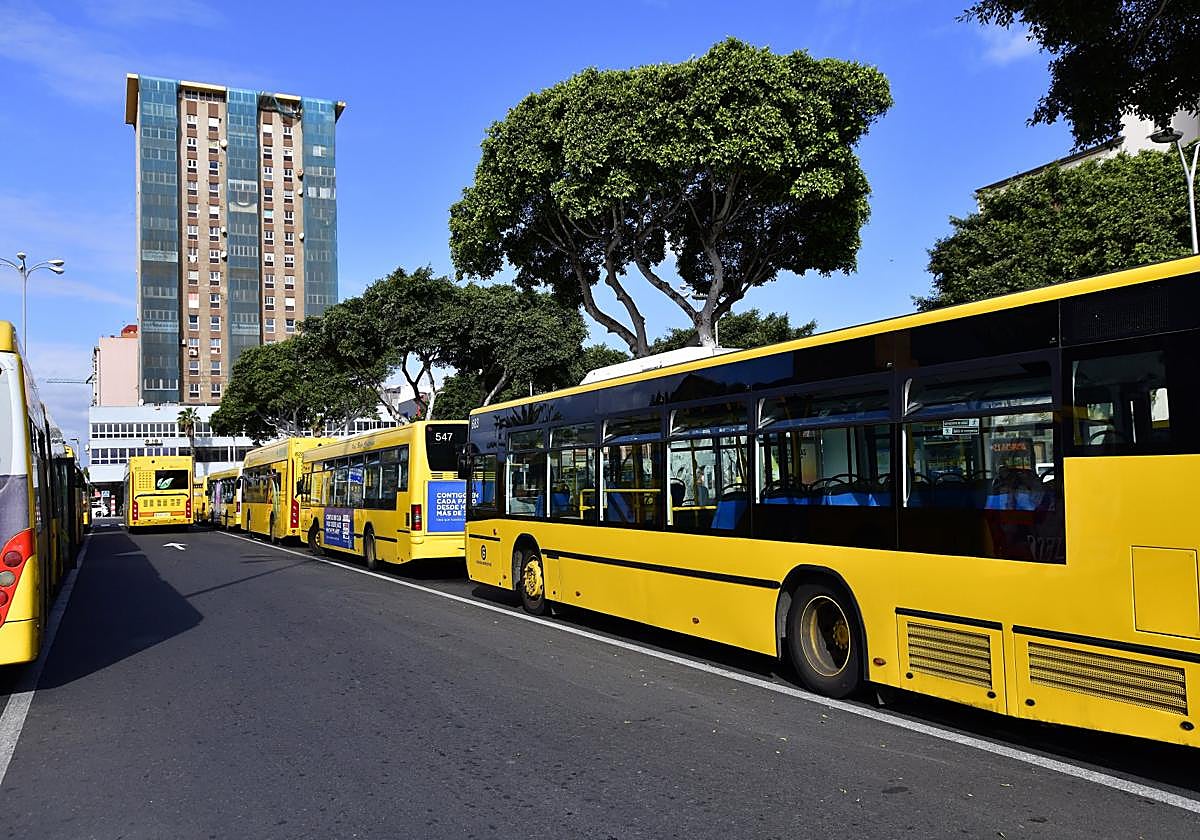 Vehículos de Guaguas Municipales en la plaza de Manuel Becerra.