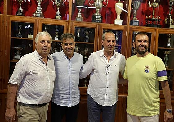 Protagonistas de la cita, arropados por el presidente del 'Torre', Toñín Ramos.