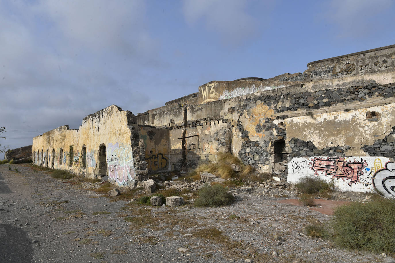 El frontal de la instalación militar de San Juan ya ha perdido completamente su techo.