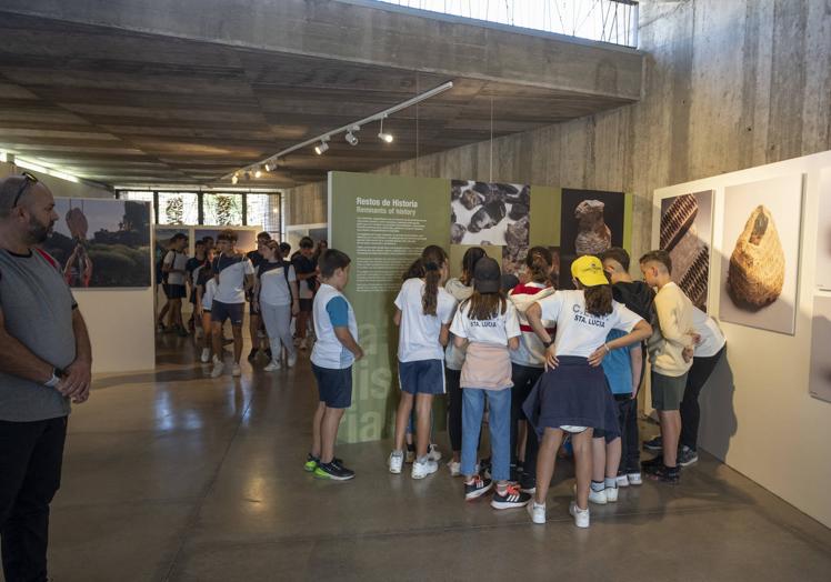 La visita escolar se complementa con una ruta guiada por el Museo de La Fortaleza.