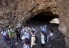 Un grupo de escolares realiza la ruTa por el espectacular yacimiento de La Fortaleza en la Caldera de Tirajana.
