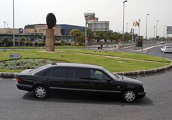 Una limusina en las instalaciones del Aeropuerto de Gran Canaria.