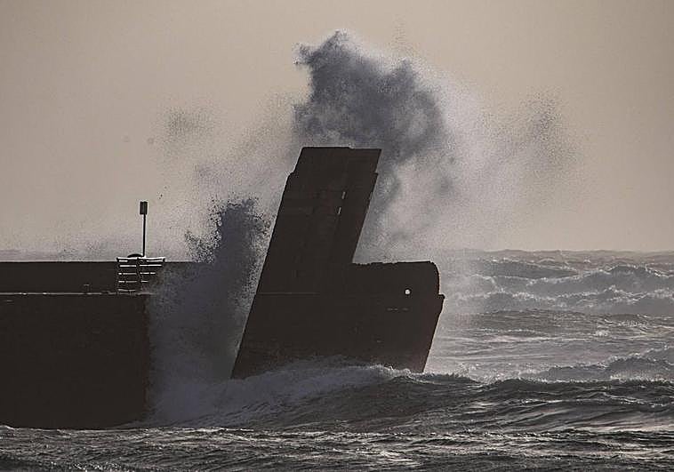 Imagen de archivo de un episodio de oleaje en Arinaga.