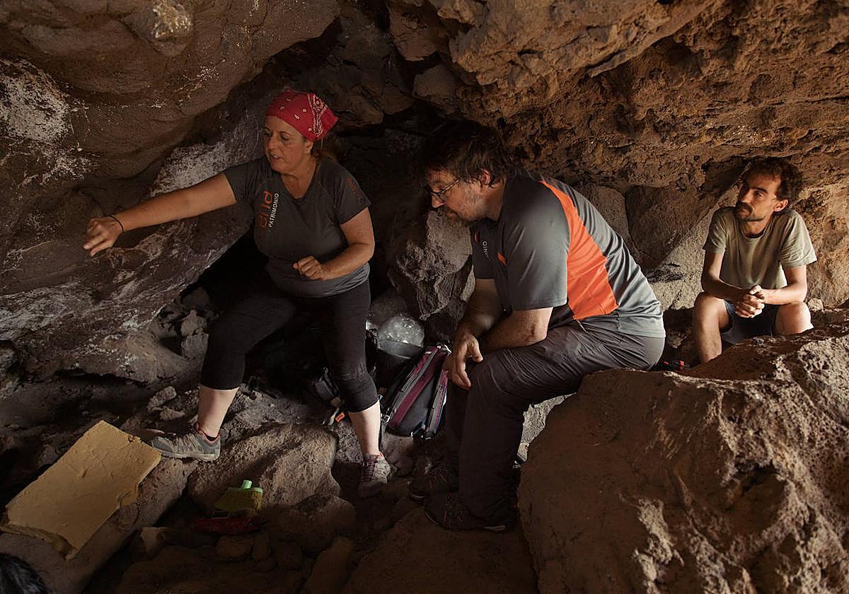 Marco Moreno, en el centro, en una inspección por un yacimiento.