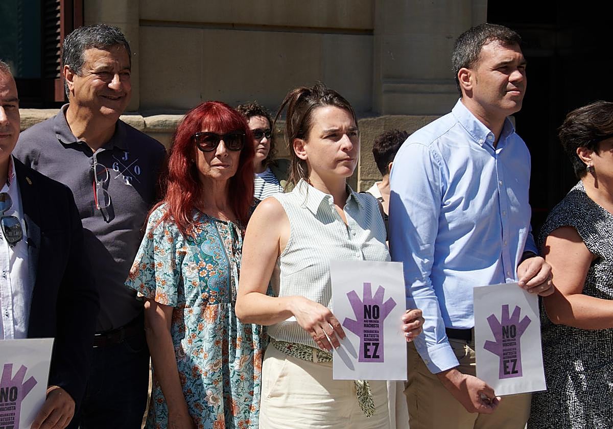 Parlamentarios forales, representantes del Gobierno de Navarra, y del Ayuntamiento de Pamplona se concentraron ayer por el asesinato del sábado..