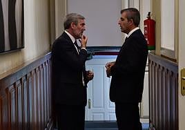 Fernando Clavijo (i) y Manuel Domínguez, durante el pleno de constitución del Parlamento.