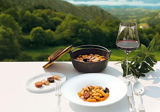 La fabada es uno de los platos más emblemáticos de la gastronomía asturiana.