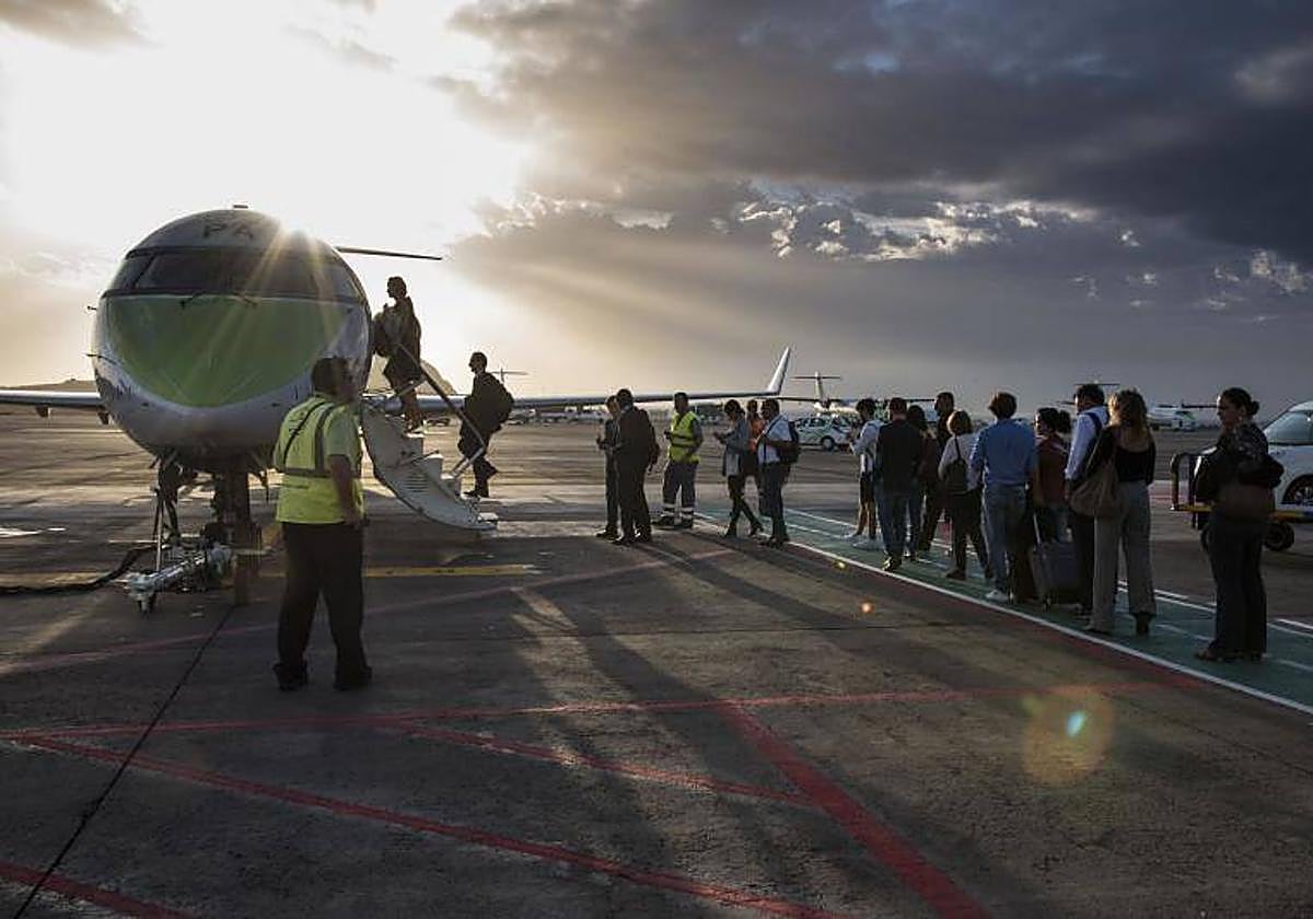 Pasajeros entrando a un avión Binter.