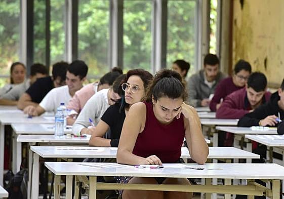 Imagen de archivo de alumnado haciendo la EBAU en la Facultad de Arquitectura de la ULPGC.