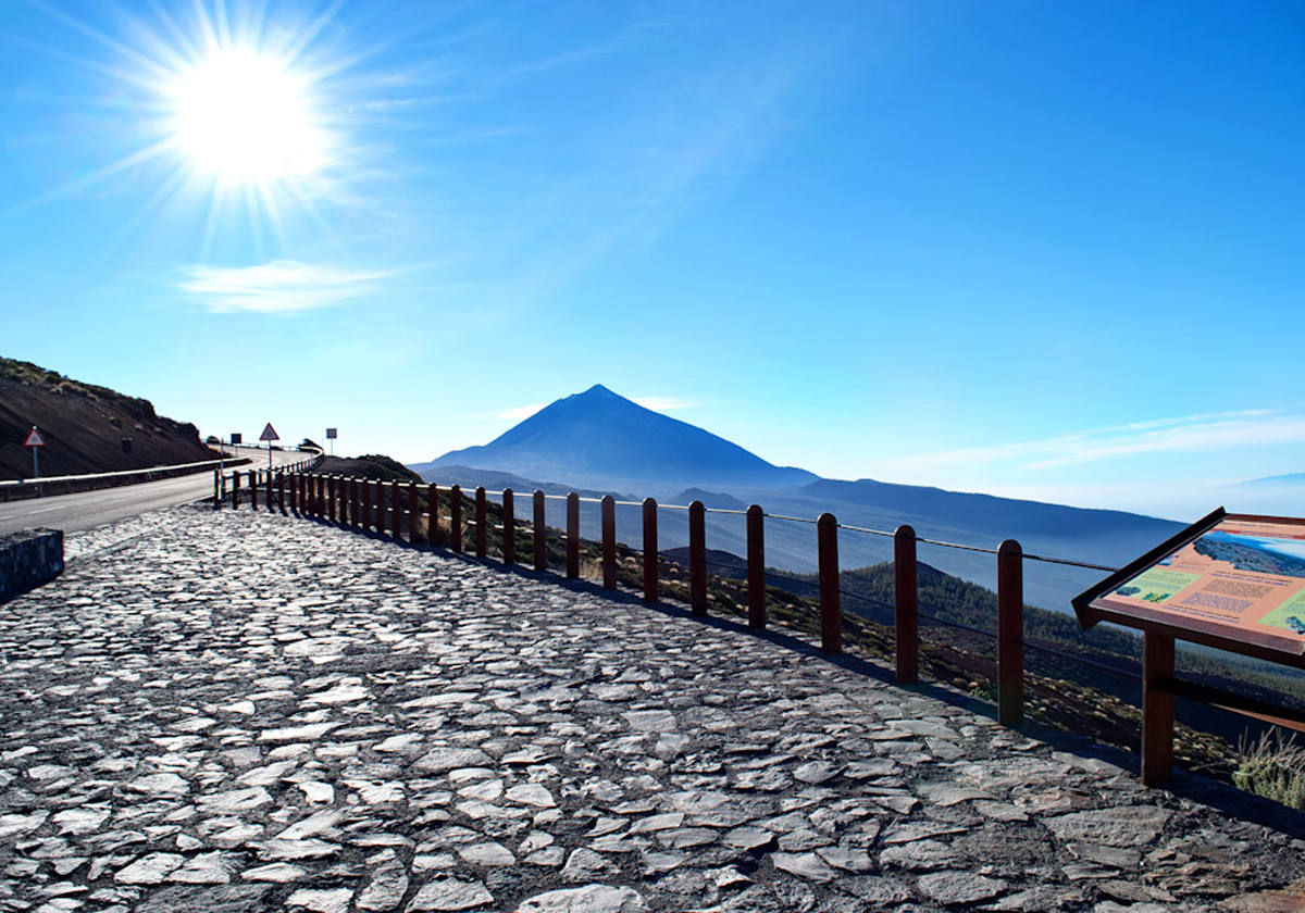 Podrás contemplar desde aquí el Valle de la Orotava y si el mar de nubes te impide ver el tesoro que guarda debajo aprovecha para disfrutar de su espectacular manto blanco o mira hacia el cielo en busca de la estampa de El Teide.