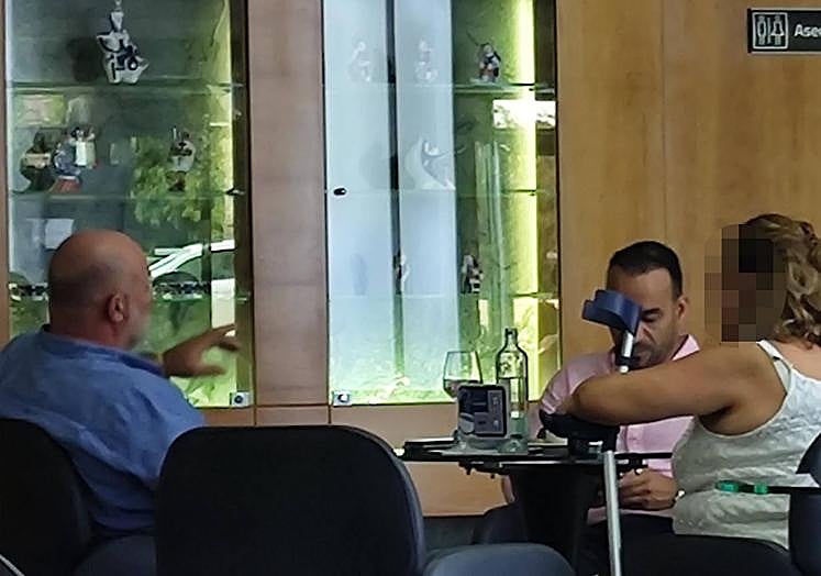 Navarro, el Mediador, junto a su abogado Rachid Mohamed y su esposa en el hotel de Vecindario, horas antes de ser detenido.