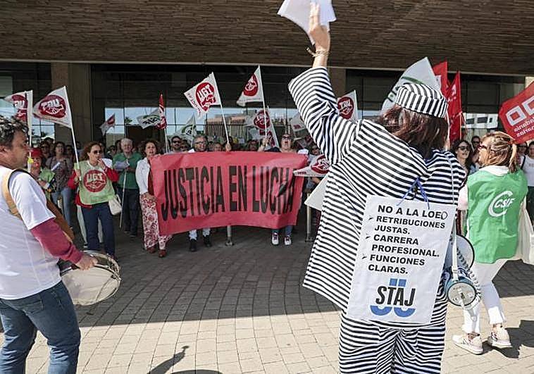 Fucionarios de Justica de huelga en la capital grancanaria.