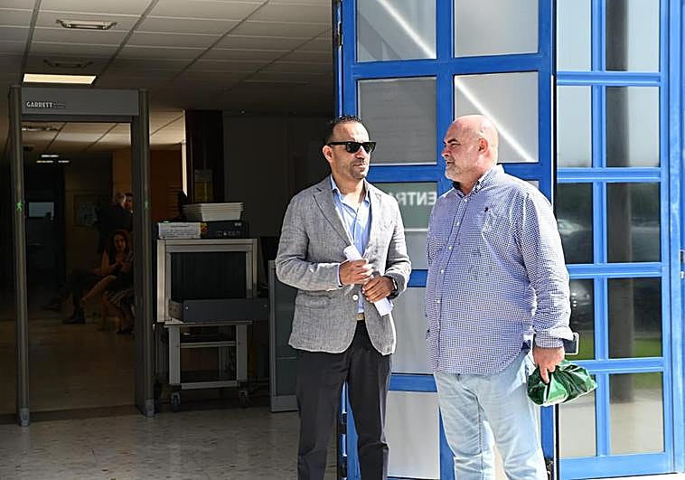 Navarro, el Mediador, junto a su abogado Rachid Mohamed en los juzgados de Maspalomas tras ser puesto en libertad.
