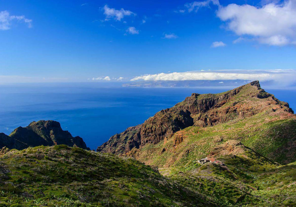 La vista más interesante de Teno.- Desde el mirador de Cherfe se despliega una panorámica de 360 grados del sector occidental de Tenerife con elementos tan notables como la montaña más alta de España, el Teide. Incluso la vista de este volcán es inusual, ya que se trata de su poco retratada cara occidental. Delante del Teide están el volcán Chinyero y el hermoso valle de Santiago, y al girar aparecen los bordes afilados de las montañas de Teno y el caserío de Masca, y las islas de La Gomera y La Palma elevándose sobre el Atlántico.
