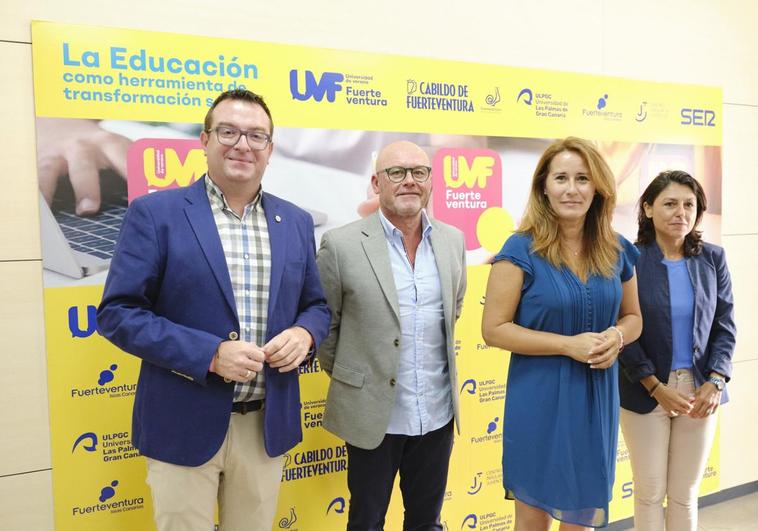 Adargoma Hernández, consejero de Educación, José Miguel Alamo, vicerrector de Cultura, la presidenta Lola García y la vicepresidenta Paloma Hernández.