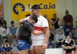 Abrazo deportivo tras la final infantil masculina entre Víctor Trujillo y Aridane Martel.
