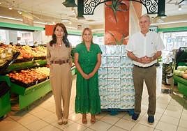Olga del Pino, Davinia Domínguez y Pedro Llorca en el momento de la donación.