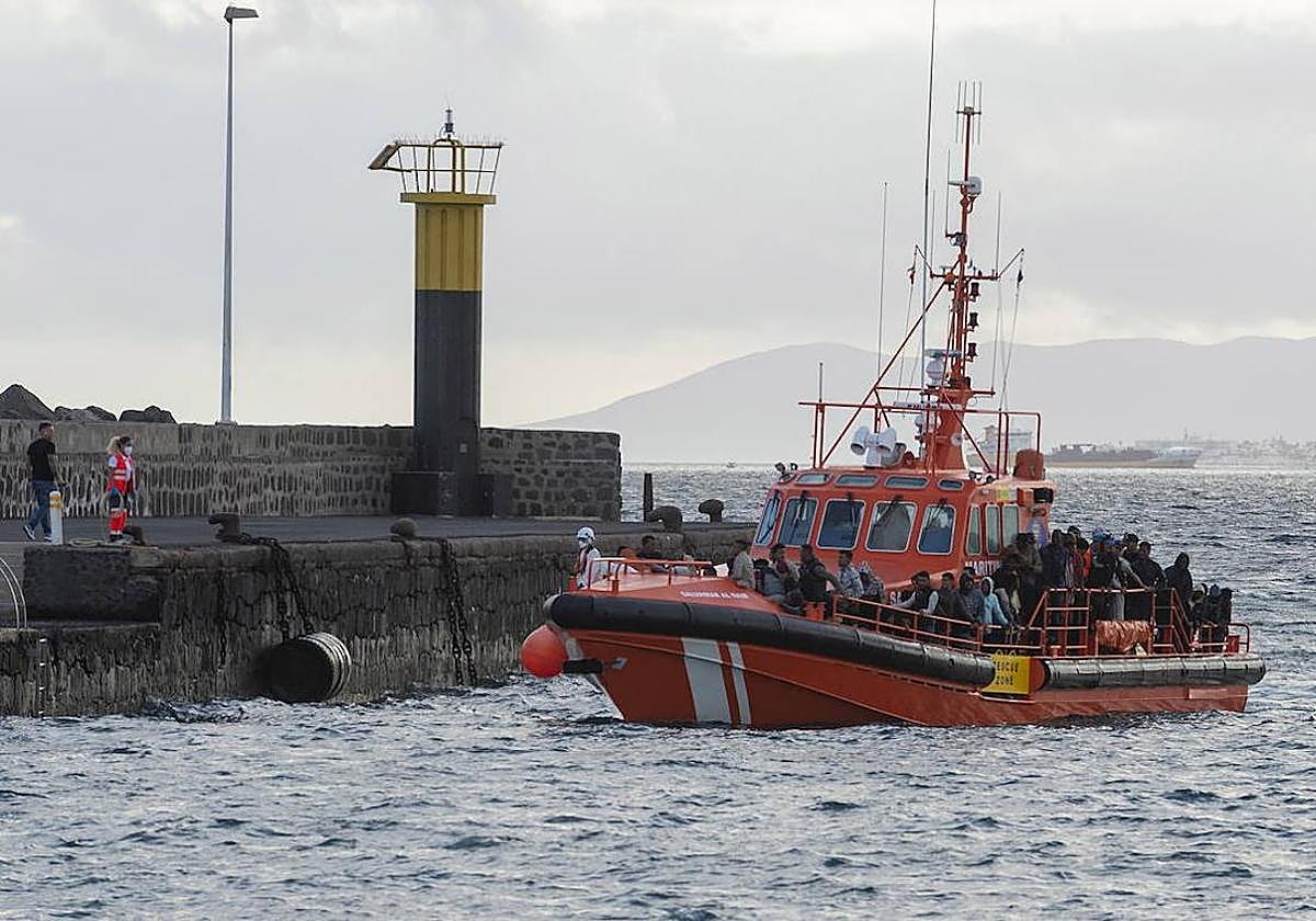 Imagen de archivo de un rescate de Salvamento Marítimo de migrantes en costas canarias.