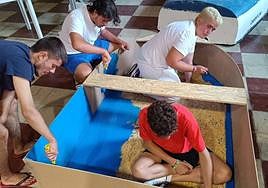 El salón parroquial del Carmen se ha convertido estos días en un improvisado astillero.