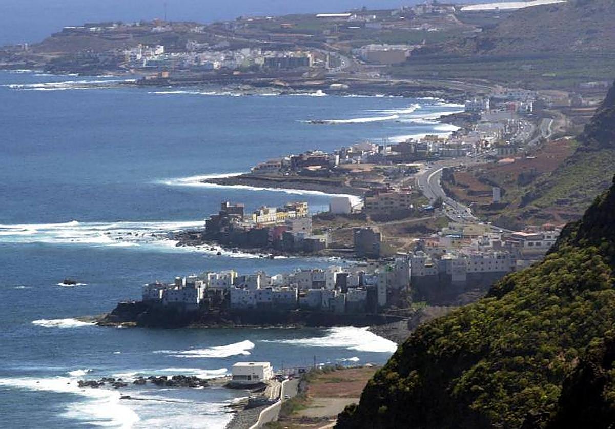 Vista de la costa de Moya y del trazado actual de la carretera del Norte a su paso por este municipio.