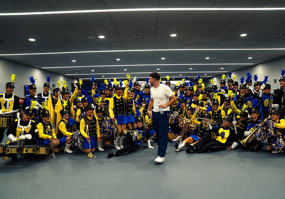 Quevedo revoluciona la Velada del Año de Ibai con 80 majorettes vestidos con la bandera canaria