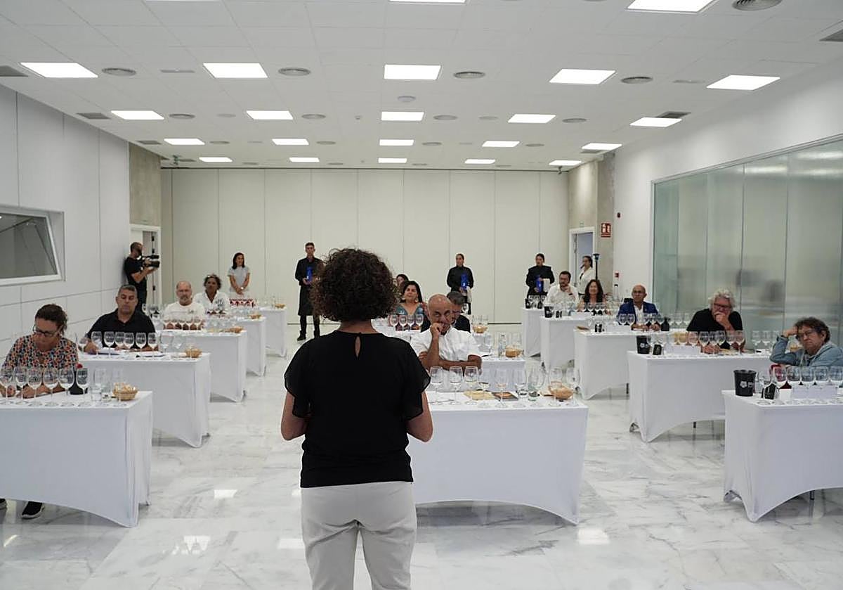En la imagen, los 15 catadores profesionales homologados que participan en la cata insular.