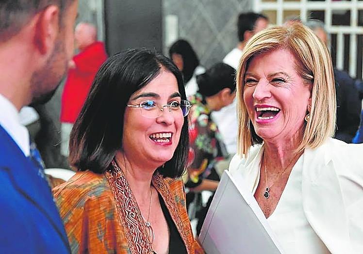 La alcaldesa arropó a la pregonera.