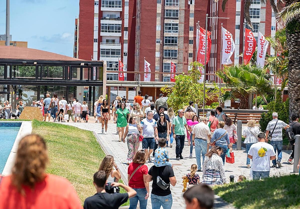 Público asistente a la última edición en Infecar de Fisaldo, la feria de las gangas.