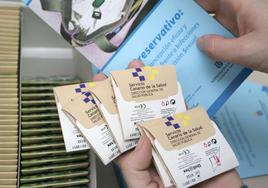 Imagen de archivo de preservativos en sobres del Servicio Canario de Salud para una campaña de prevención.