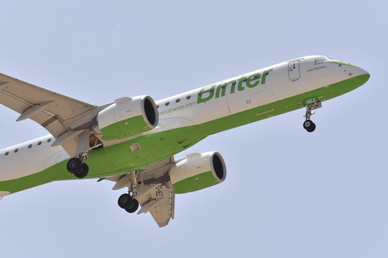 Un avión Binter sobrevolando el cielo de Gran Canaria.