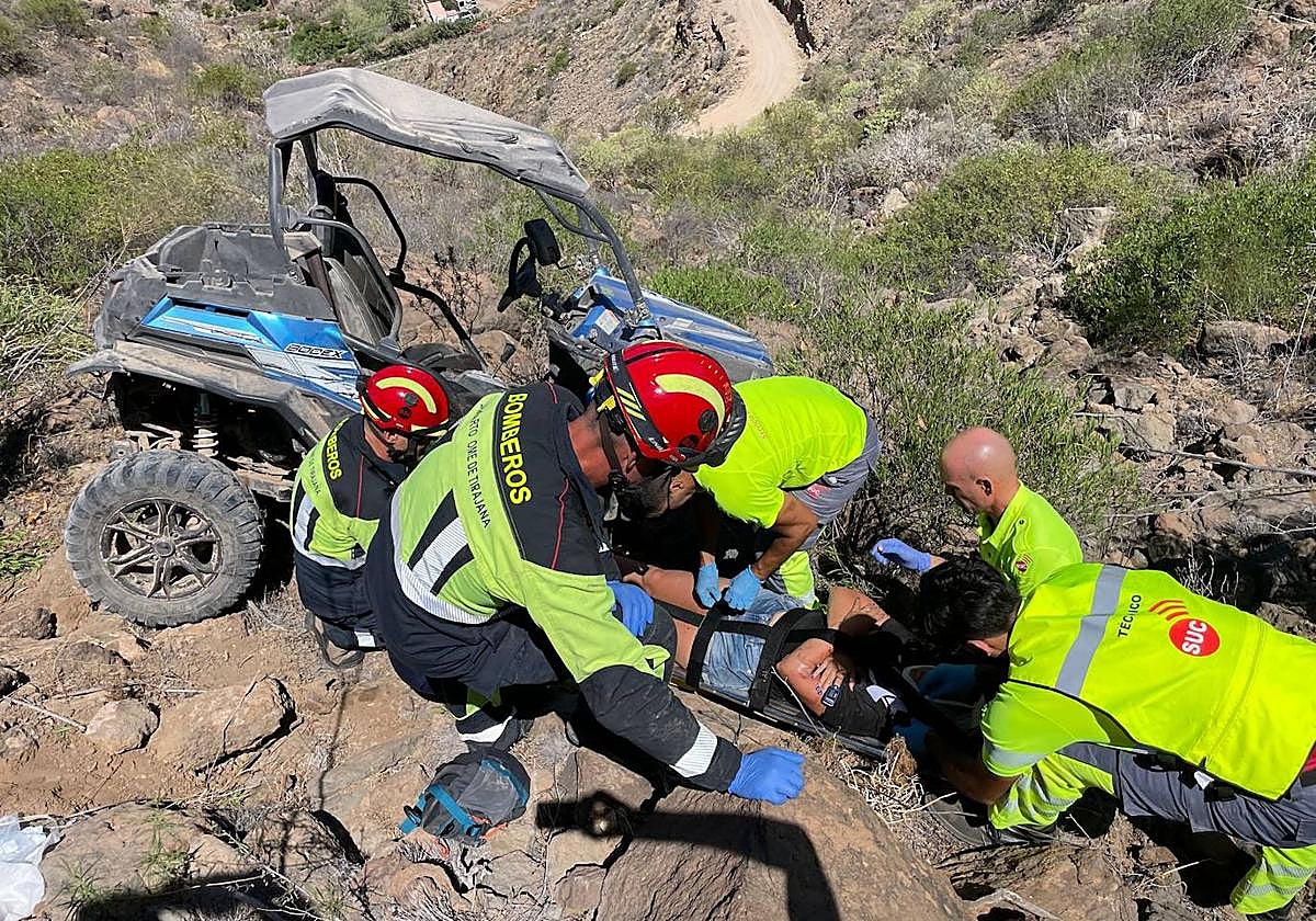 Imagen del momento en el que los servicios de emergencia rescatana a las heridas.