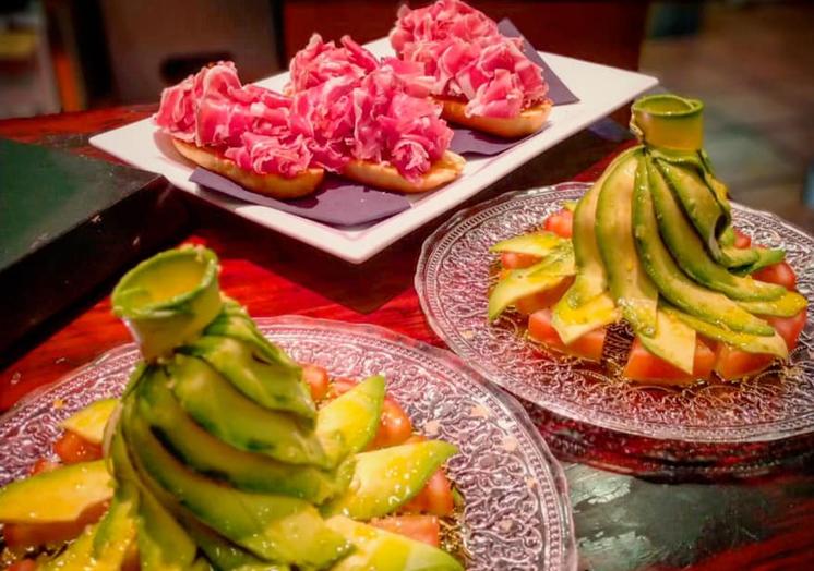 Dos clásicos del Jamonal: ensalada de tomate con aguacate y montaditos de jamón.
